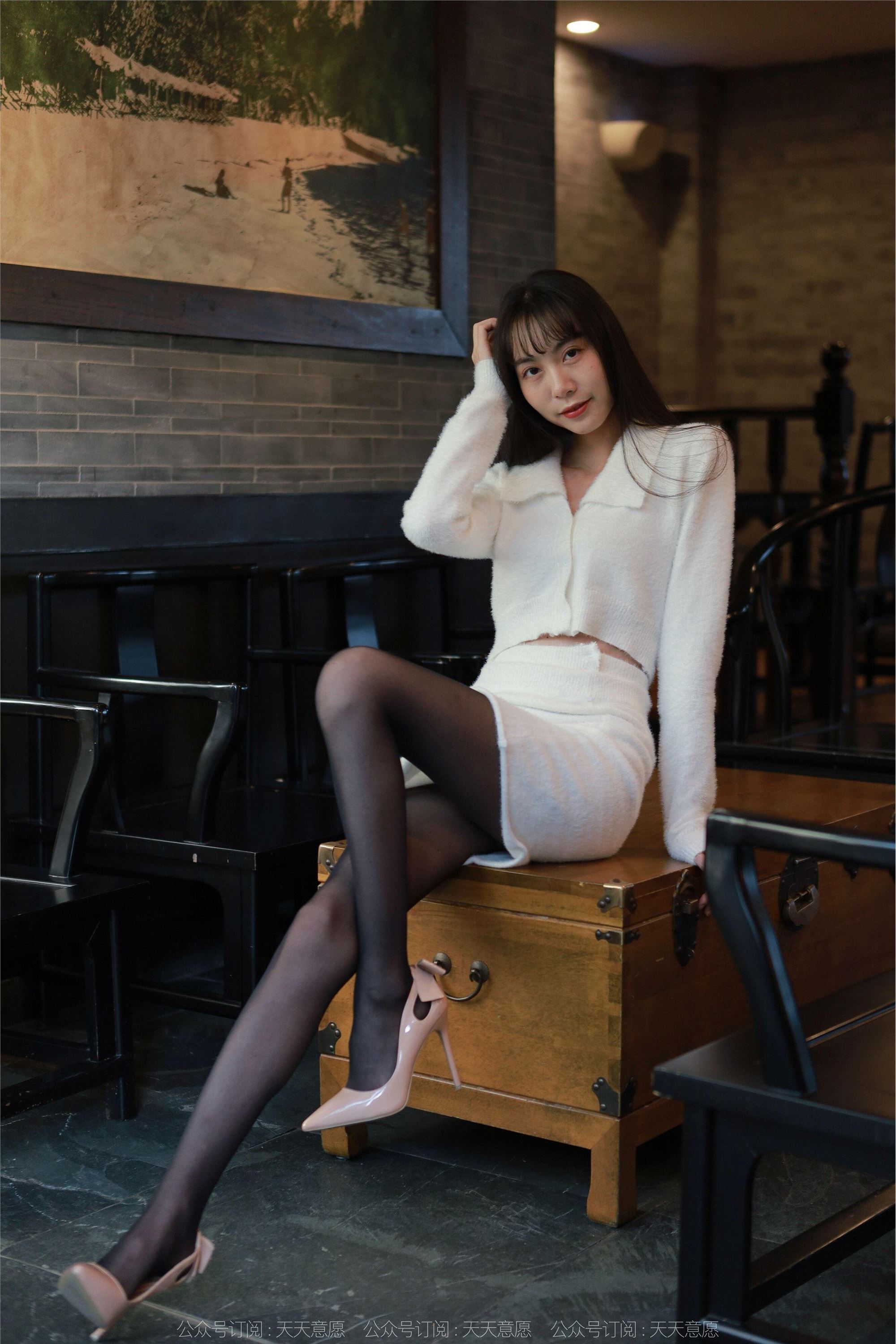 IESS异思趣向  2022.01.27 丝享家993：团团《阳光下的白裙长腿》